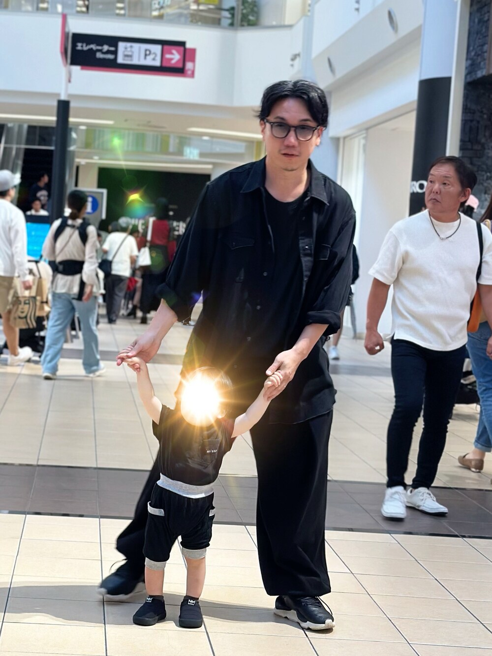 ブラック系のTシャツ/カットソー、ブラック系のシャツ/ブラウス、ブラック系のスウェットパンツを着用したメンズの秋コーディネートの3枚目の写真