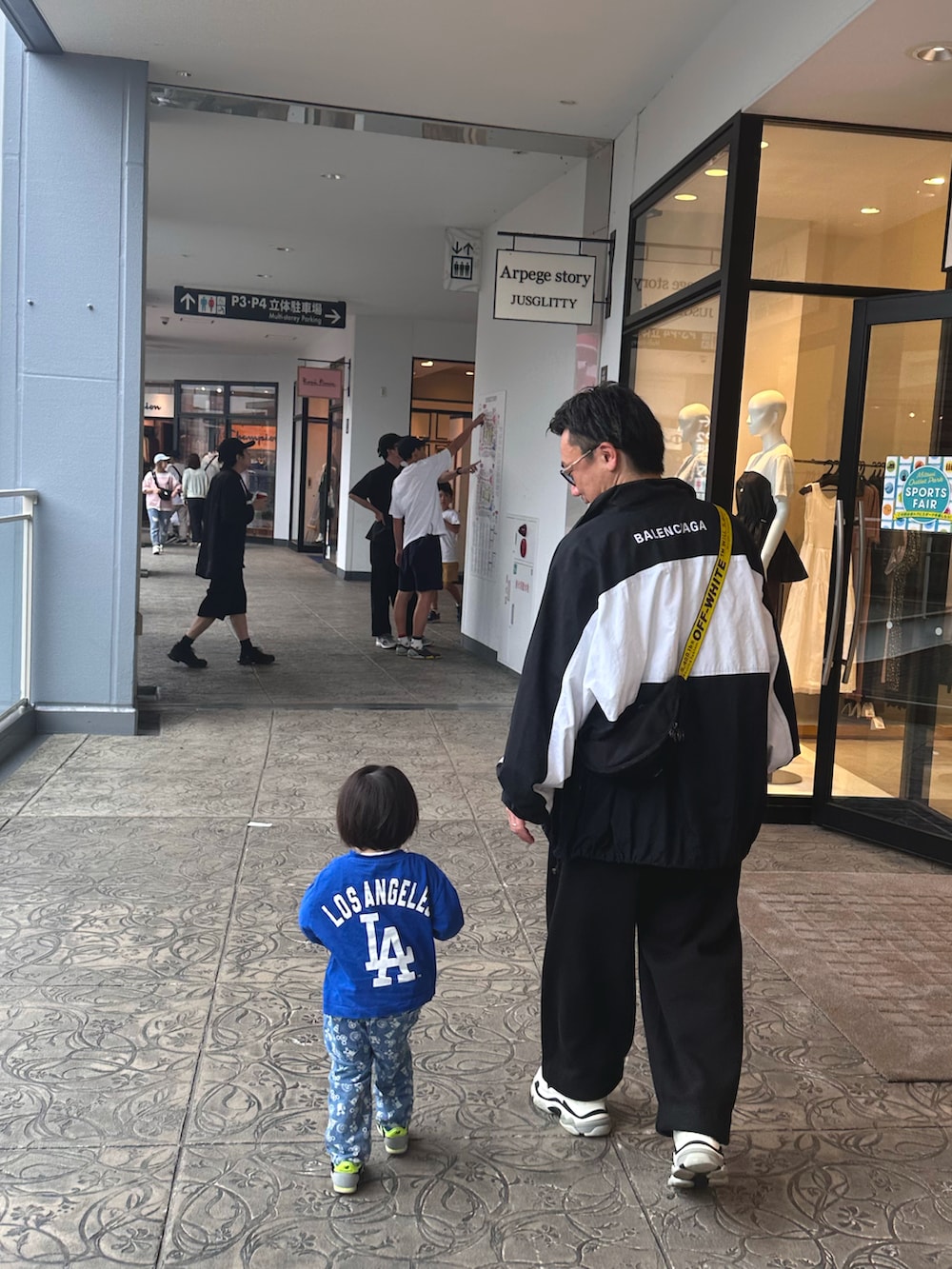 ブラック系のスウェットパンツ、ブラック系のショルダーバッグ、ブラック系のスニーカーを着用したメンズの秋コーディネートの2枚目の写真