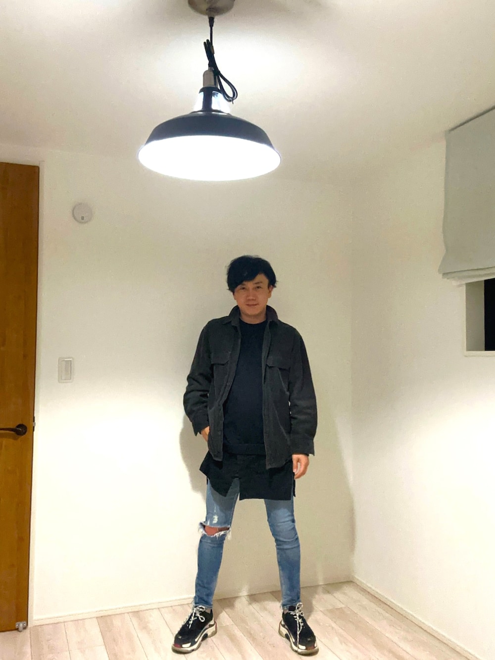 ブラック系のジャケット/アウター、ブラック系のスウェット、ブルー系のデニムパンツを着用したメンズの春コーディネートの3枚目の写真