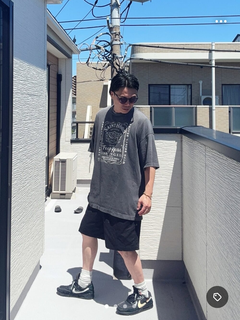 ブラック系のTシャツ/カットソー、ブラック系のパンツ、ブラック系のスニーカーを着用したメンズの夏コーディネートの2枚目の写真