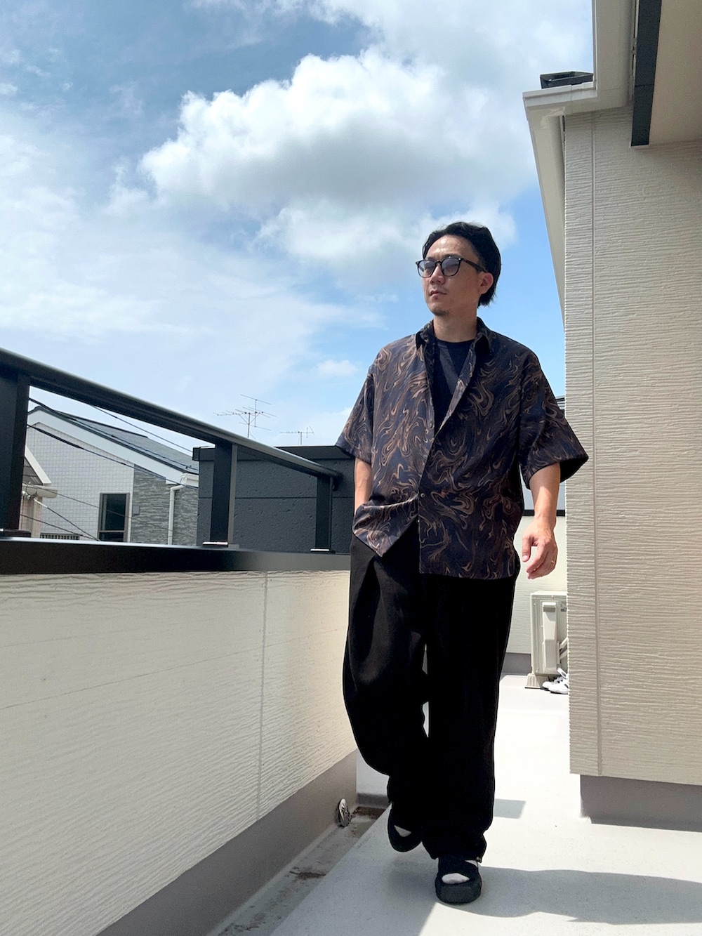 「柄シャツ、柄シャツ×ワイドパンツ、ワイドパンツ、サンダル、サンダルに靴下、黒、きれいめカジュアル、シャツスタイル、韓国ファッション、夏コーデ」｜「GUのアイテム（Tシャツ/カットソー、ブルー系）」を使った、（asatomoz）さん（メンズ・170cm）の夏コーディネートの3枚目の写真