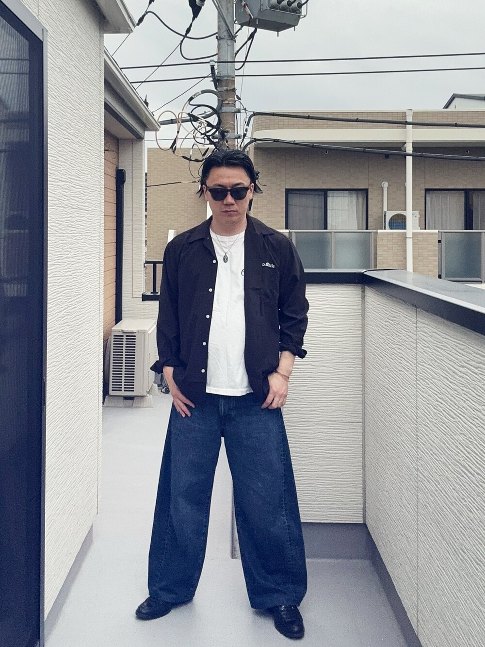 ブラック系のローファー、ブラック系のシャツ/ブラウス、ホワイト系のTシャツ/カットソーを着用したメンズの春コーディネートの2枚目の写真