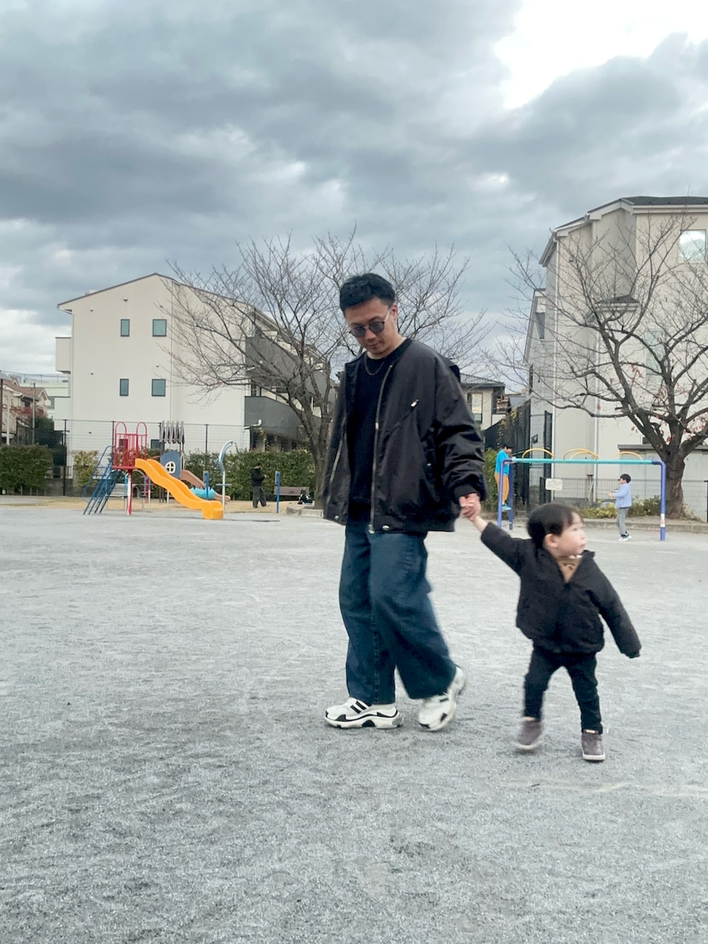 ブラック系のMA-1、ブラック系のスウェット、ブルー系のデニムパンツを着用したメンズの秋コーディネートの2枚目の写真