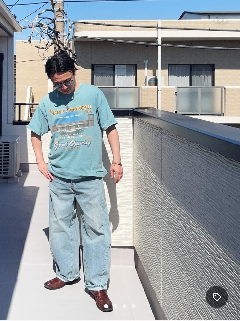 ブルー系のTシャツ/カットソー、ブルー系のデニムパンツ、ブラウン系のローファーを着用したメンズの春コーディネートの2枚目の写真