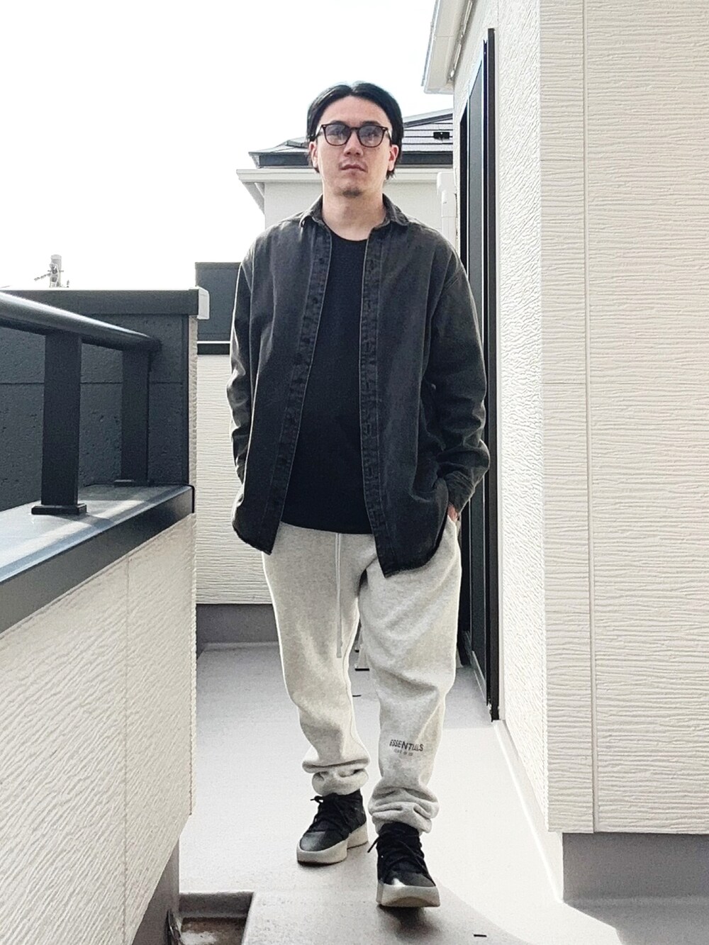 ブラック系のシャツ/ブラウス、グレー系のスウェットパンツ、ブラック系のスニーカーを着用したメンズの秋コーディネートの3枚目の写真