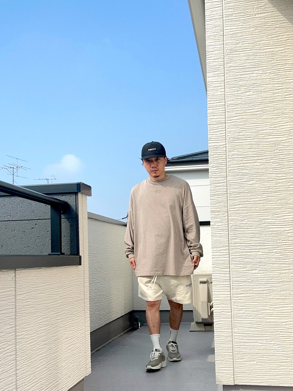 ホワイト系のスウェットパンツ、グレー系のスニーカー、グレー系のTシャツ/カットソーを着用したメンズの秋コーディネートの3枚目の写真