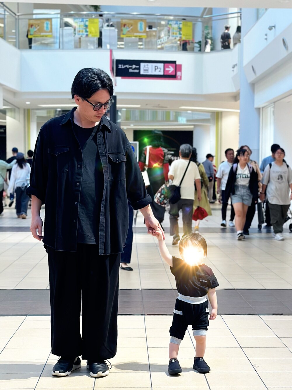 ブラック系のTシャツ/カットソー、ブラック系のシャツ/ブラウス、ブラック系のスウェットパンツを着用したメンズの秋コーディネートの2枚目の写真