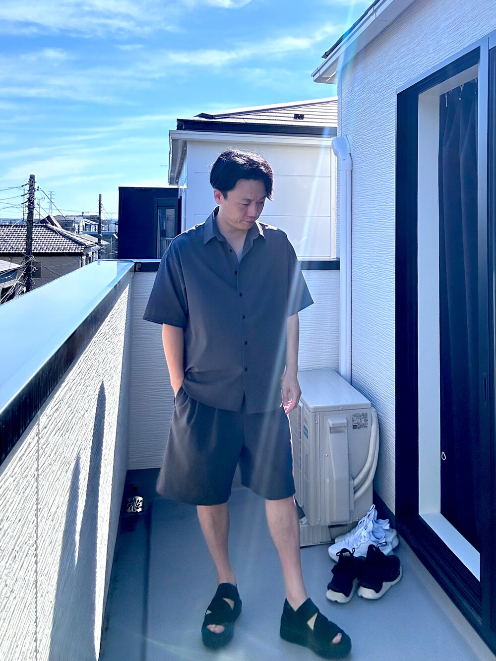 グレー系のシャツ/ブラウス、グレー系のその他パンツ、ブラック系のTシャツ/カットソーを着用したメンズの夏コーディネートの4枚目の写真