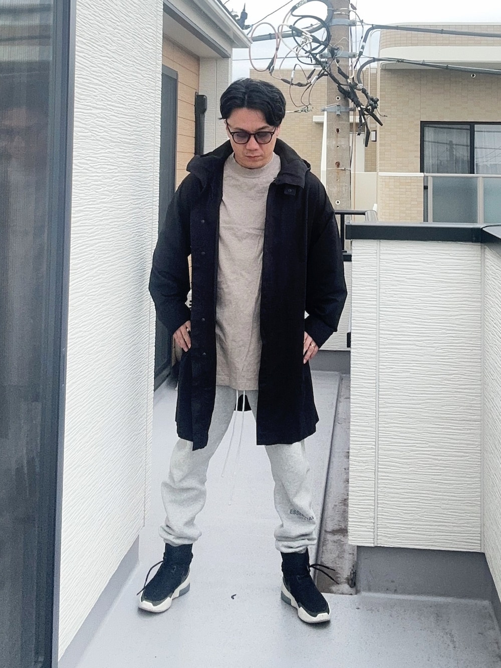 ブラック系のその他アウター、グレー系のTシャツ/カットソー、グレー系のスウェットパンツを着用したメンズの秋コーディネートの3枚目の写真