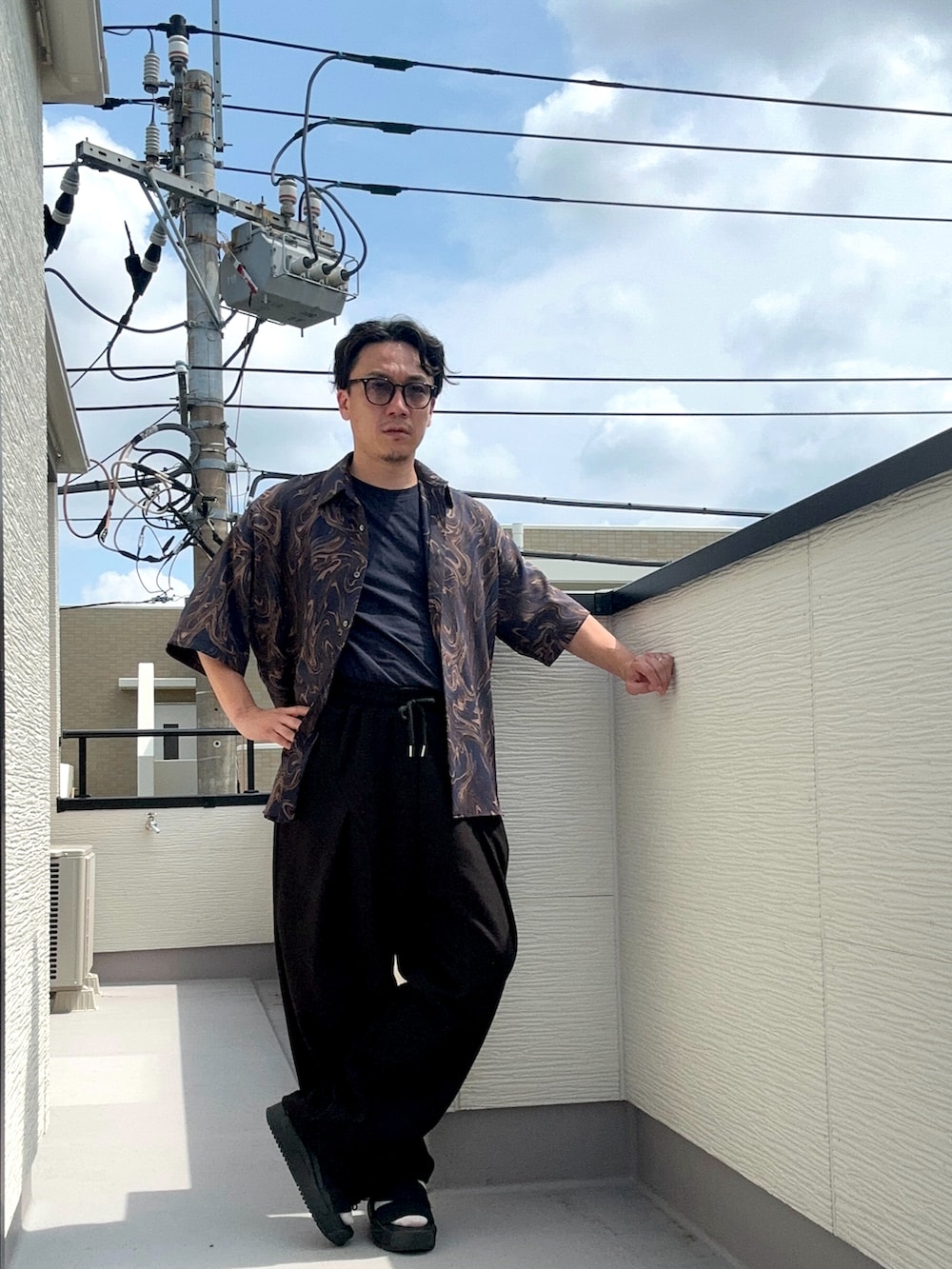 「柄シャツ、柄シャツ×ワイドパンツ、ワイドパンツ、サンダル、サンダルに靴下、黒、きれいめカジュアル、シャツスタイル、韓国ファッション、夏コーデ」｜「GUのアイテム（Tシャツ/カットソー、ブルー系）」を使った、（asatomoz）さん（メンズ・170cm）の夏コーディネートの2枚目の写真
