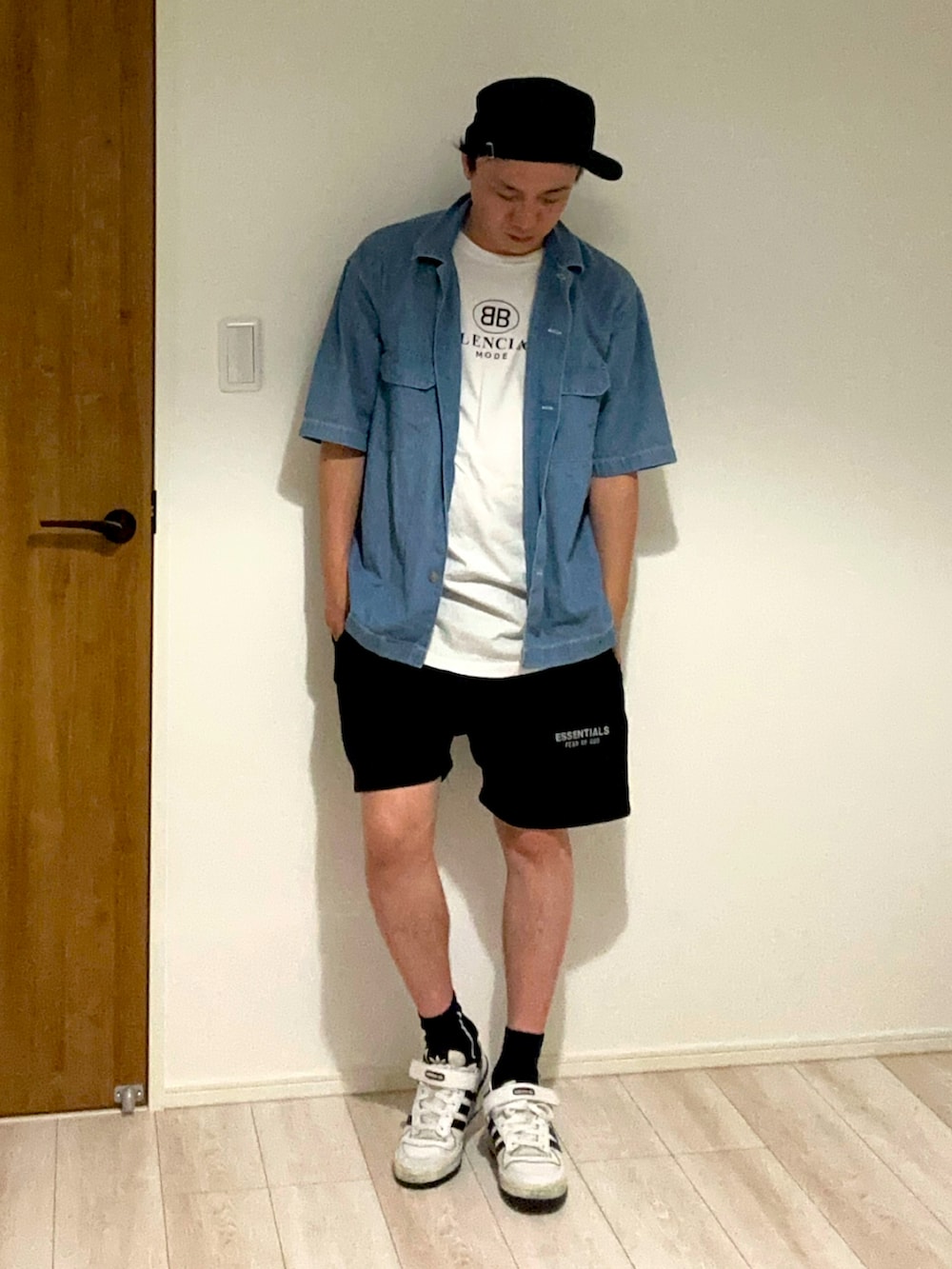 ホワイト系のスニーカー、ブラック系のスウェットパンツ、ブルー系のシャツ/ブラウスを着用したメンズの春コーディネートの2枚目の写真