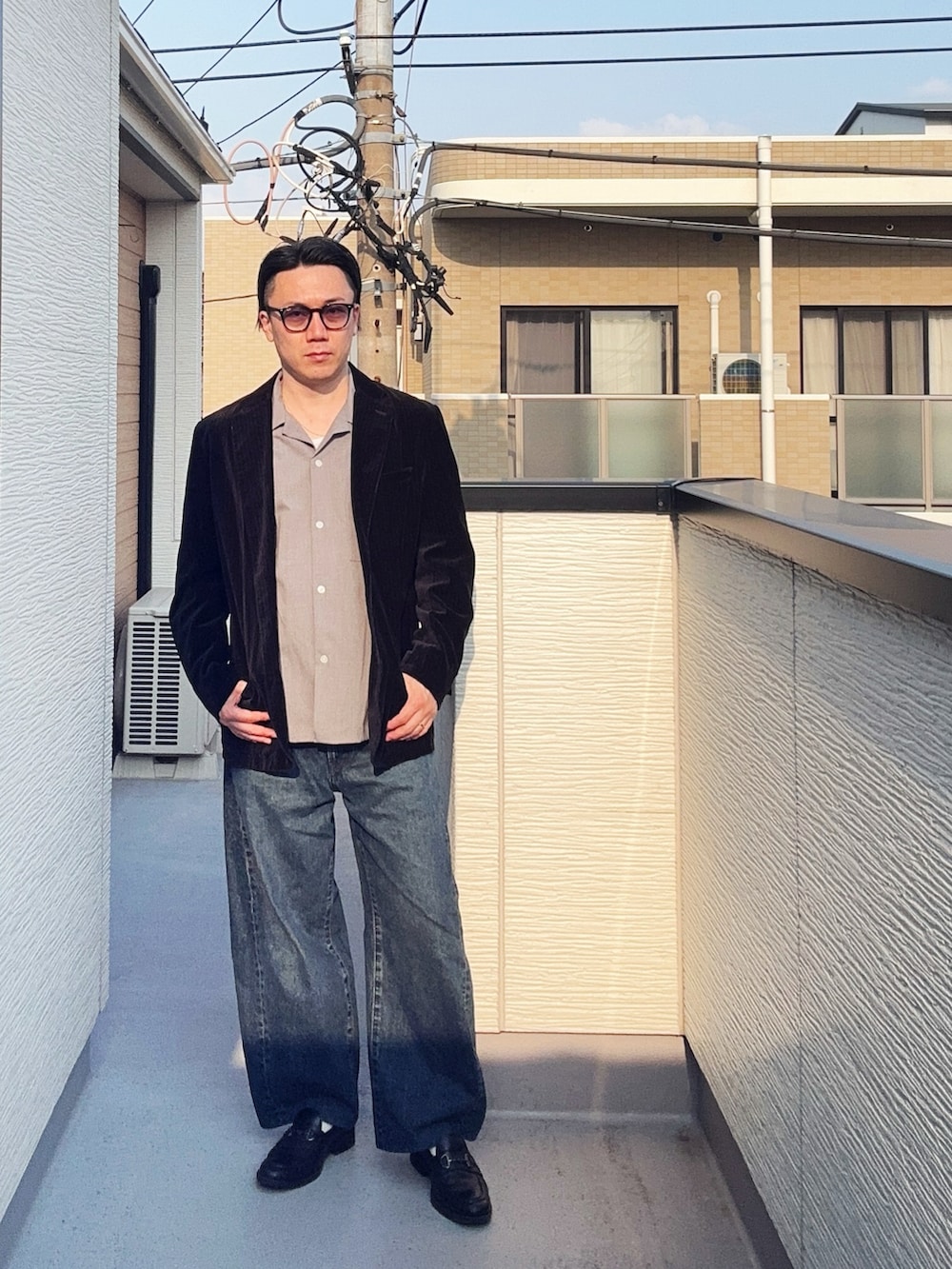 ブラック系のローファー、グレー系のシャツ/ブラウス、ブラック系のテーラードジャケットを着用したメンズの春コーディネートの2枚目の写真