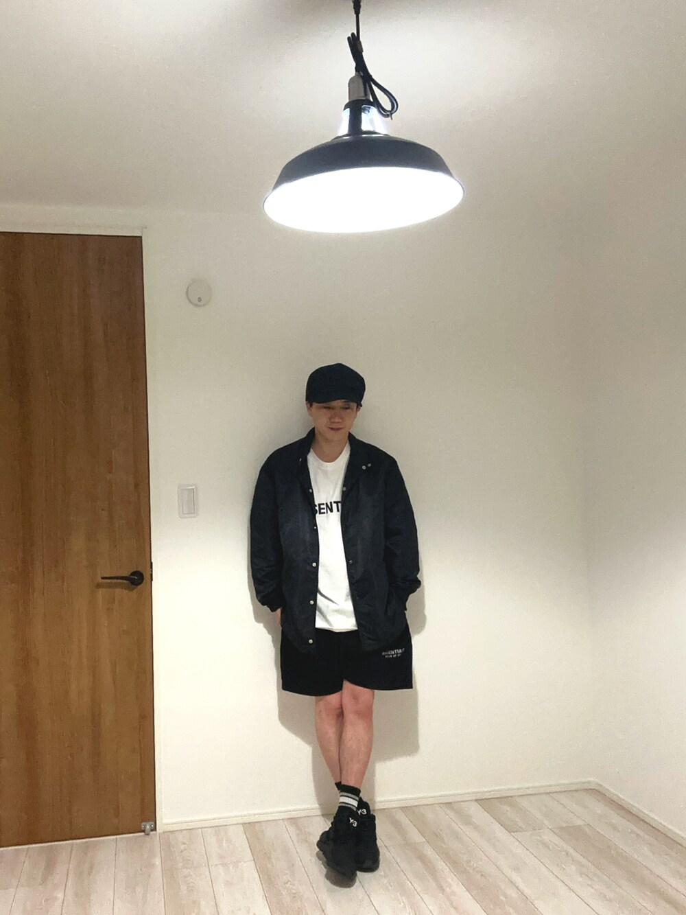 ブラック系のジャケット/アウター、ブラック系のスウェットパンツ、ブラック系のスニーカーを着用したメンズの春コーディネートの2枚目の写真