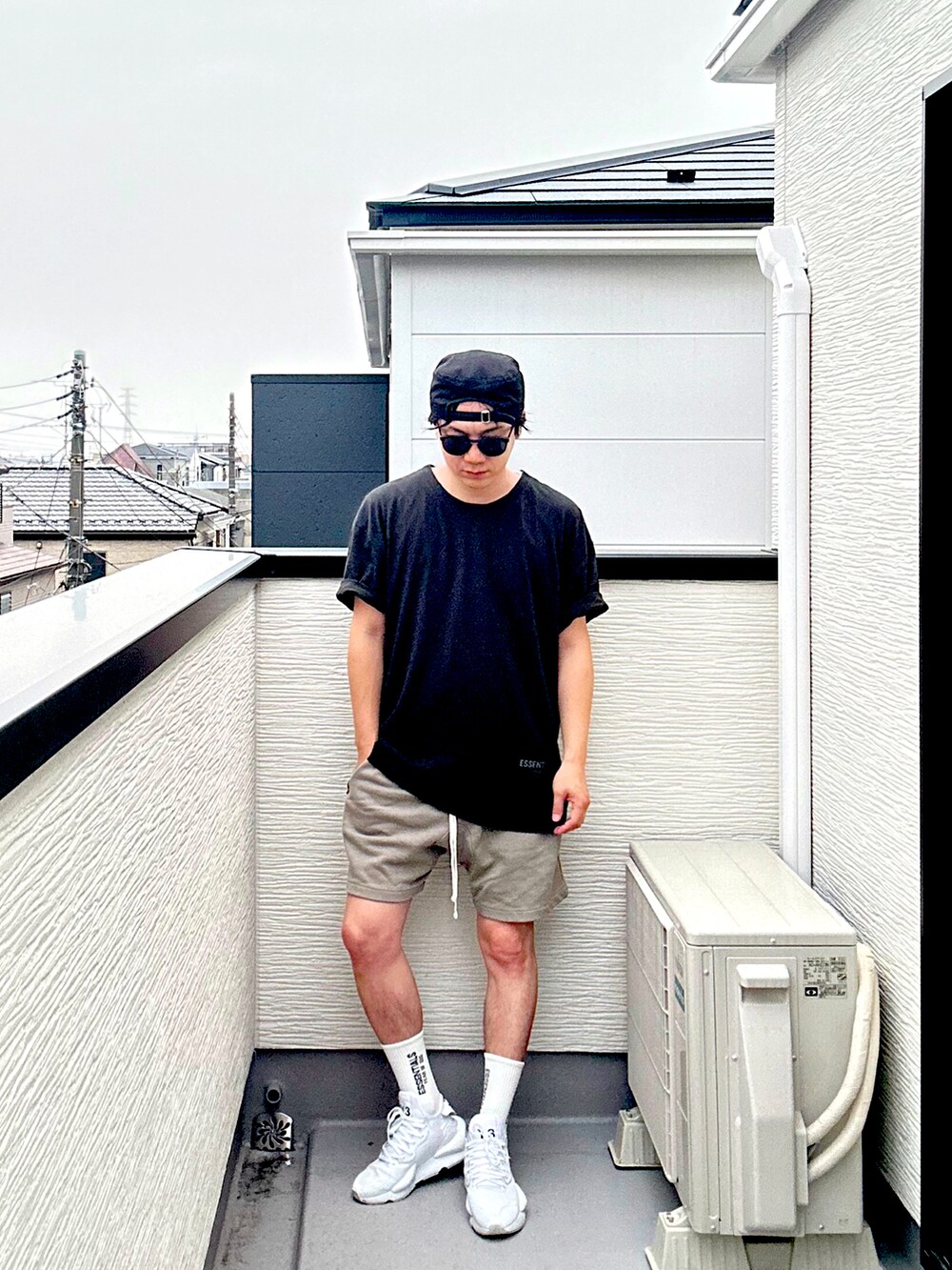 ブラック系のTシャツ/カットソー、グレー系のスウェットパンツ、ホワイト系のスニーカーを着用したメンズの夏コーディネートの2枚目の写真