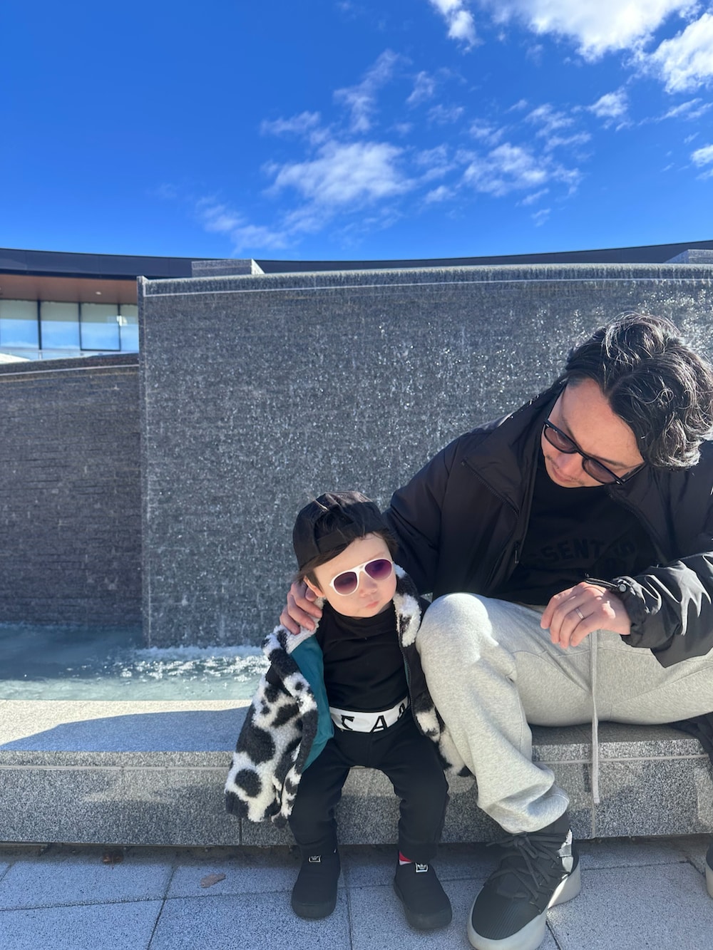 ブラック系のTシャツ/カットソー、ブラック系のその他アウター、グレー系のスウェットパンツを着用したメンズの秋コーディネートの3枚目の写真