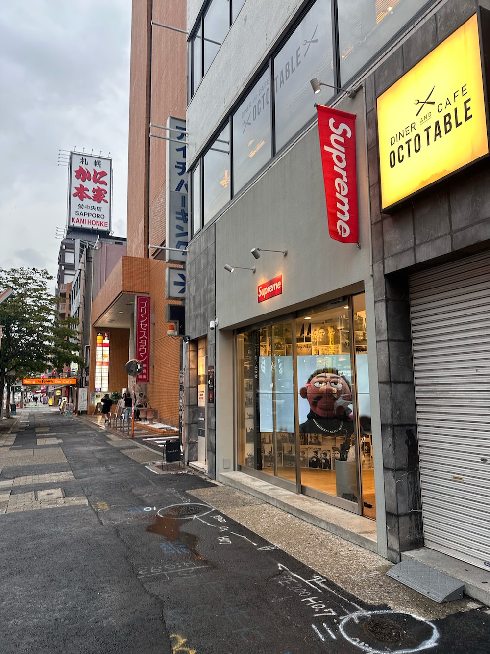 ブラック系のショルダーバッグ、ブラック系のスニーカー、ホワイト系のTシャツ/カットソーを着用したメンズの秋コーディネートの4枚目の写真