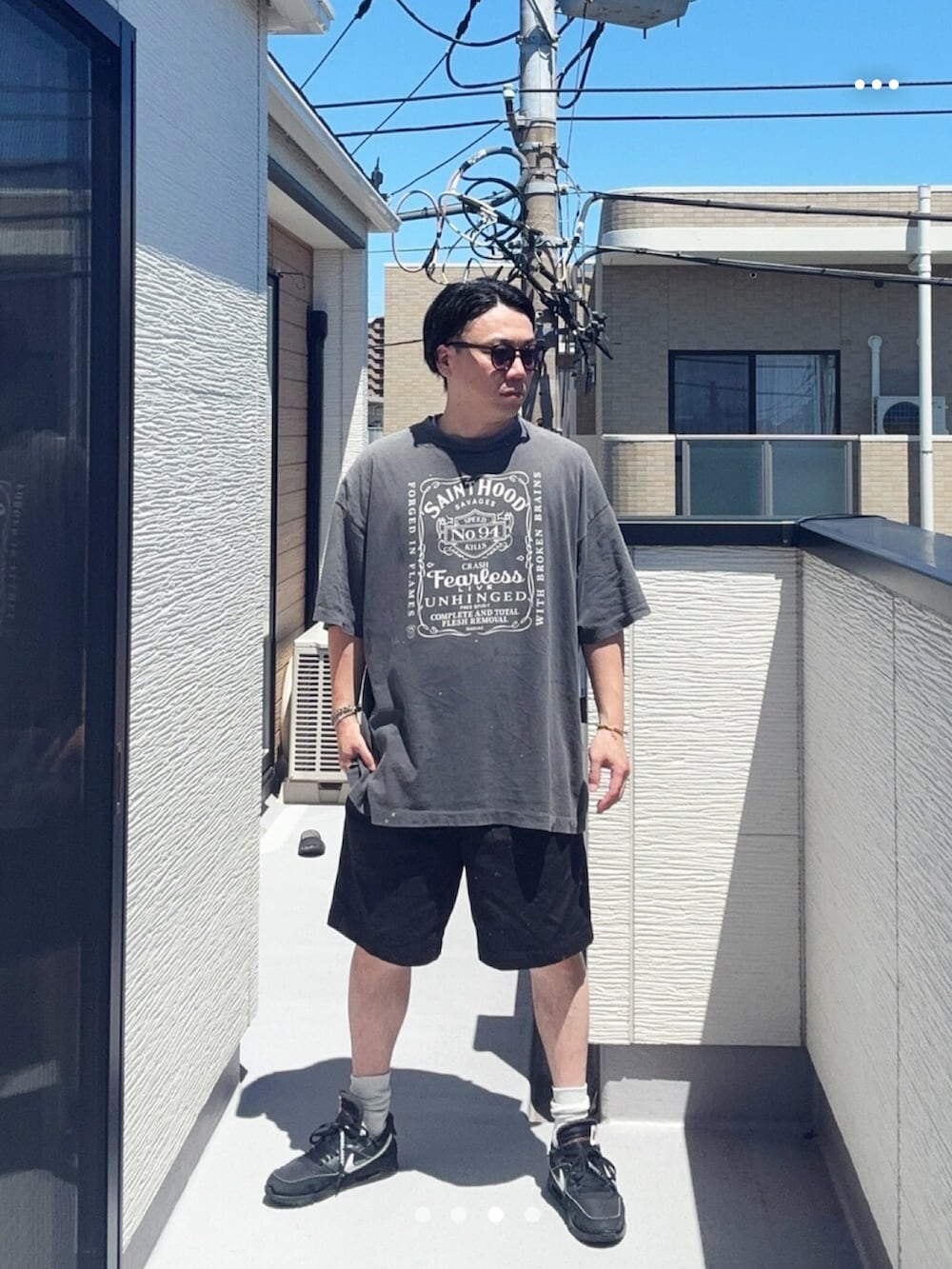 ブラック系のTシャツ/カットソー、ブラック系のパンツ、ブラック系のスニーカーを着用したメンズの夏コーディネートの3枚目の写真