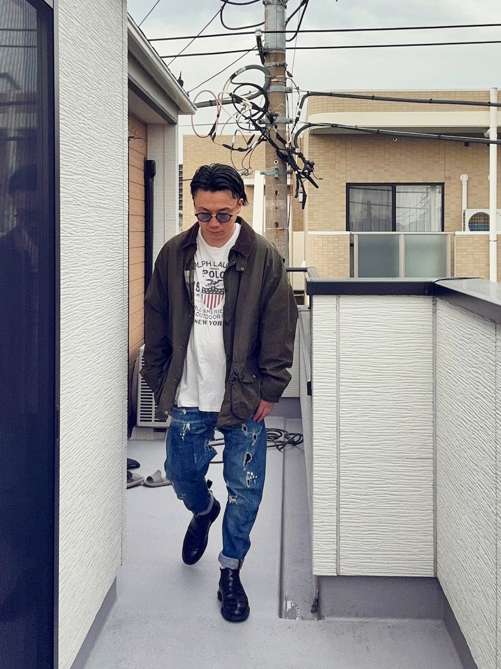 ブルー系のデニムパンツ、ホワイト系のTシャツ/カットソー、グリーン系のジャケット/アウターを着用したメンズの春コーディネートの4枚目の写真