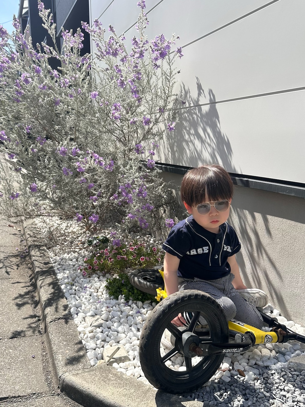 ブルー系のデニムパンツ、ブラック系のタンクトップ、ホワイト系のシャツ/ブラウスを着用したメンズの春コーディネートの3枚目の写真