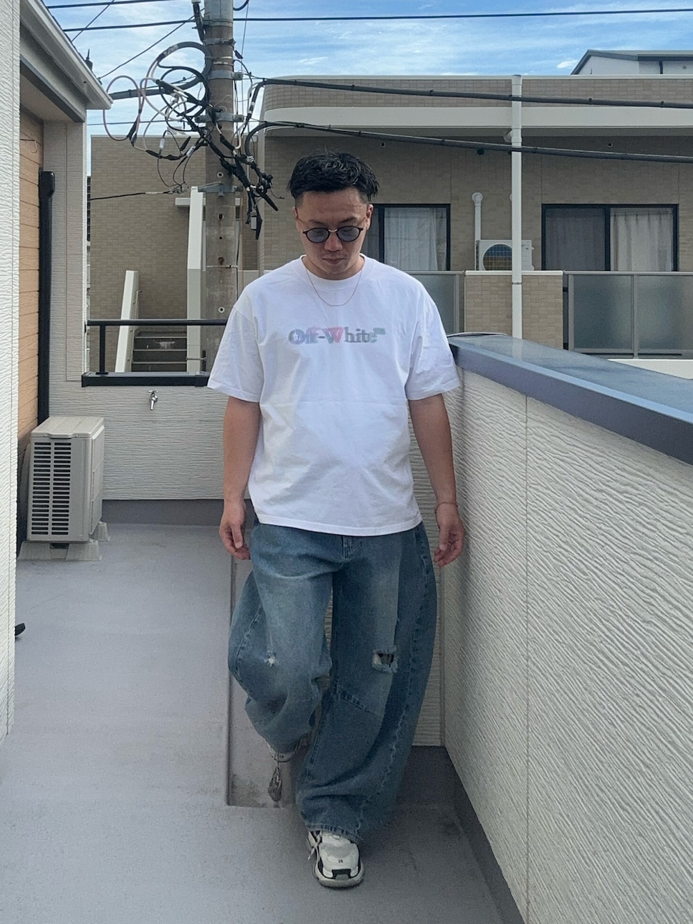 ブルー系のデニムパンツ、ホワイト系のTシャツ/カットソー、レッド系のシャツ/ブラウスを着用したメンズの秋コーディネートの5枚目の写真