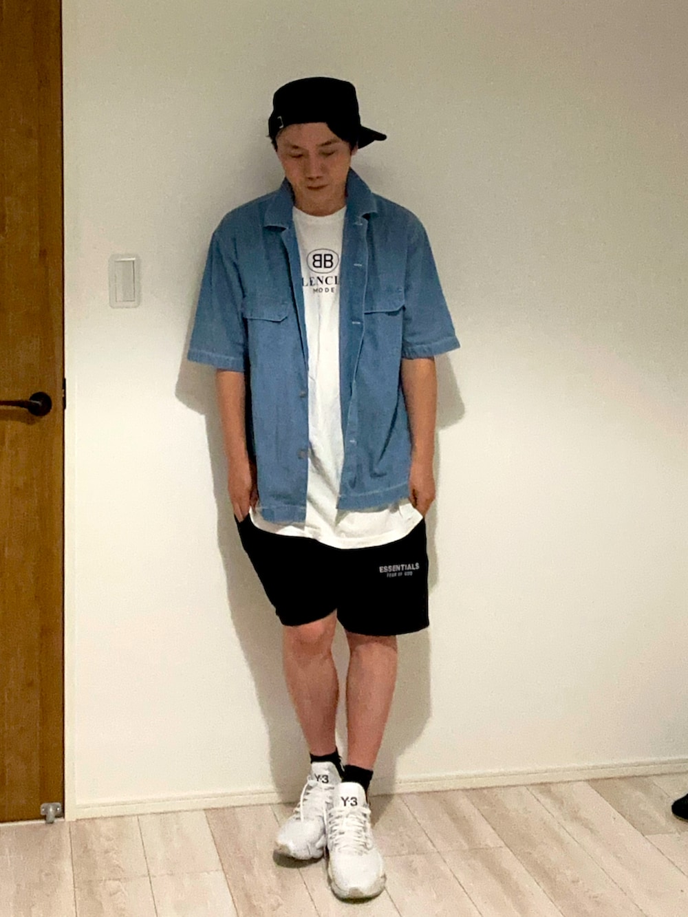 ホワイト系のスニーカー、ブラック系のスウェットパンツ、ブルー系のシャツ/ブラウスを着用したメンズの春コーディネートの5枚目の写真