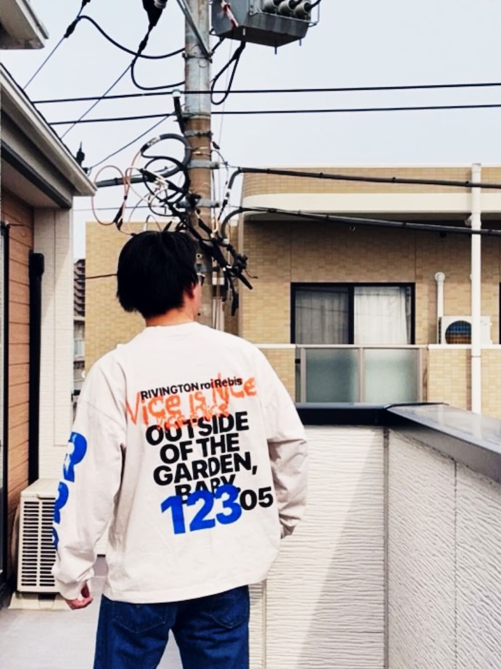 ブルー系のデニムパンツ、ブラック系のローファー、ホワイト系のTシャツ/カットソーを着用したメンズの春コーディネートの3枚目の写真