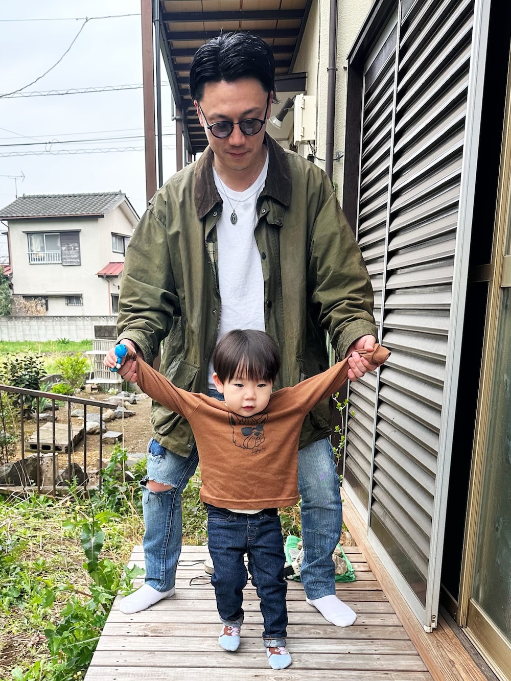 ホワイト系のTシャツ/カットソー、グリーン系のジャケット/アウター、ブルー系のデニムパンツを着用したメンズの春コーディネートの3枚目の写真