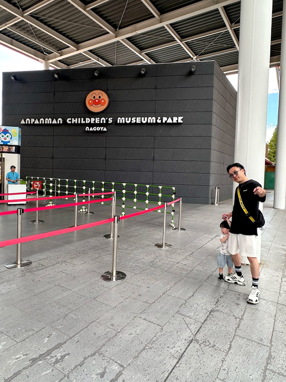 ブラック系のショルダーバッグ、ブラック系のTシャツ/カットソー、ホワイト系のTシャツ/カットソーを着用したメンズの秋コーディネートの4枚目の写真