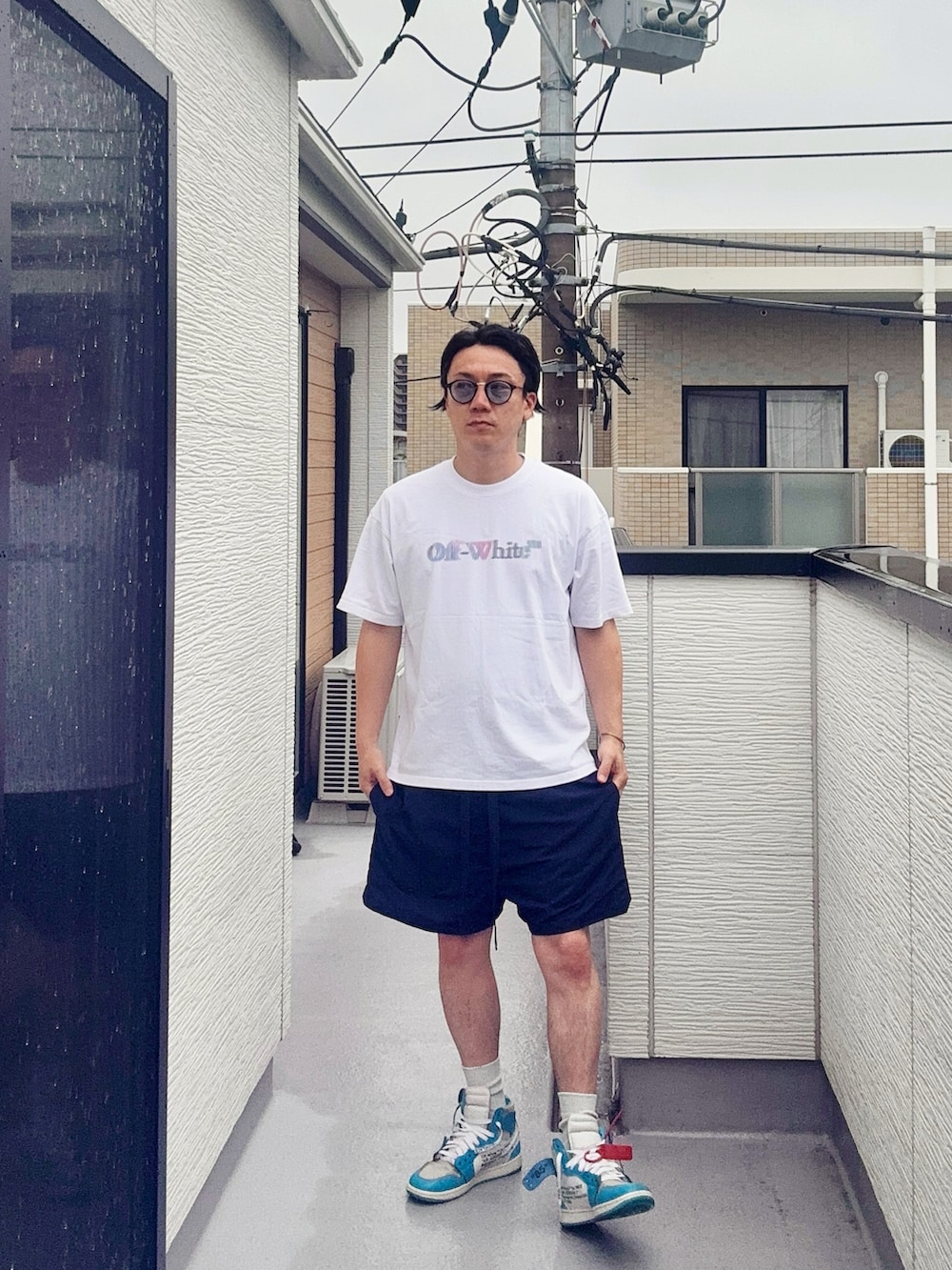 ホワイト系のTシャツ/カットソー、ブルー系のパンツ、ブルー系のスニーカーを着用したメンズの夏コーディネートの2枚目の写真