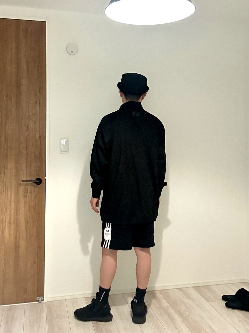 ブラック系のTシャツ/カットソー、ブラック系のその他パンツ、ブラック系のスニーカーを着用したメンズの夏コーディネートの3枚目の写真