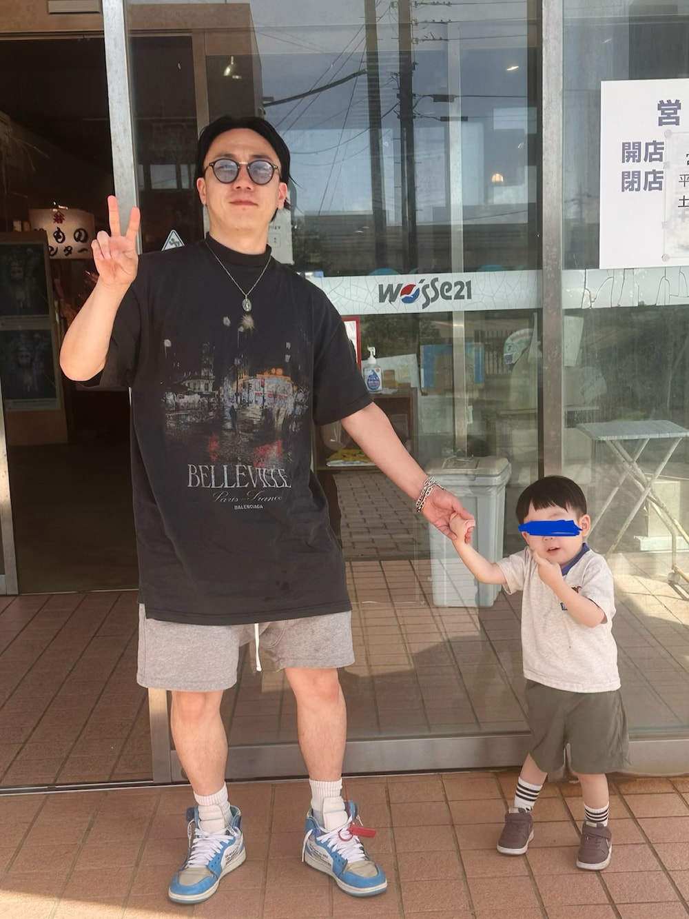 ブラック系のTシャツ/カットソー、グレー系のパンツ、ブルー系のスニーカーを着用したメンズの夏コーディネートの2枚目の写真