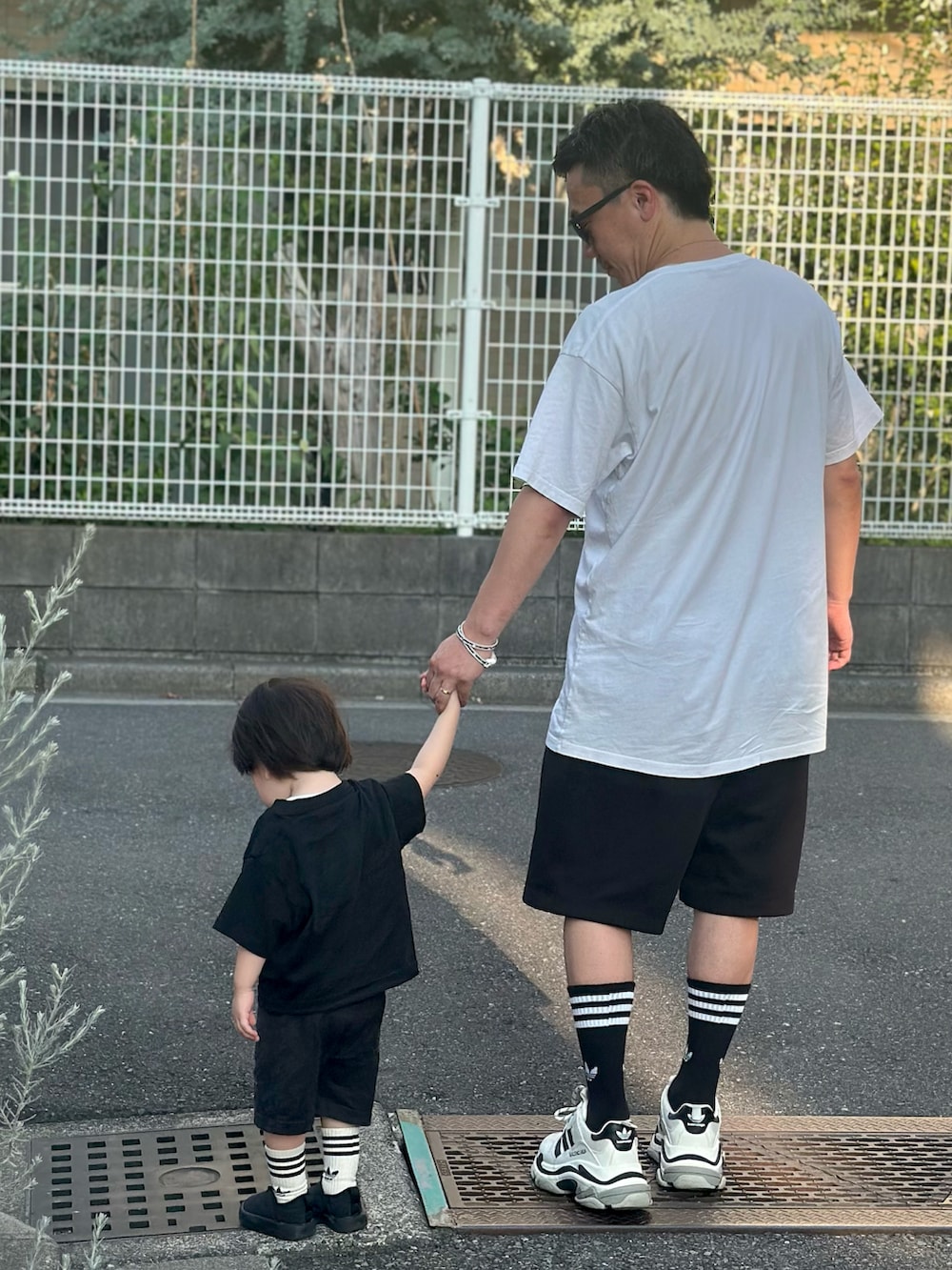 「ラグジュアリーストリート、ストリート、ハーフパンツ、モノトーン、着回しコーデ、大人コーデ、40代ファッション、夏、夏コーデ、サングラス、親子リンク、親子コーデ」｜「Ray-Banのレイバン RB4258F-601-19-52（メガネ、ブラック系）」を使った、（asatomoz）さん（メンズ・170cm）の秋コーディネートの3枚目の写真