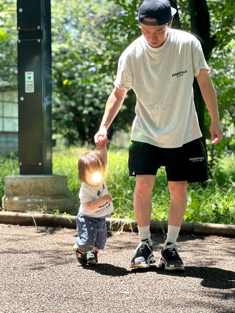 ブラック系のスニーカー、ブラック系のスウェットパンツ、グレー系のTシャツ/カットソーを着用したメンズの夏コーディネートの2枚目の写真