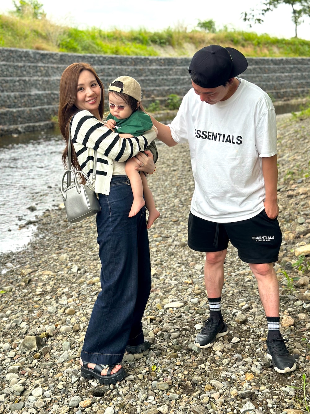 ホワイト系のTシャツ/カットソー、ブラック系のスウェットパンツ、ブラック系のスニーカーを着用したメンズの夏コーディネートの2枚目の写真