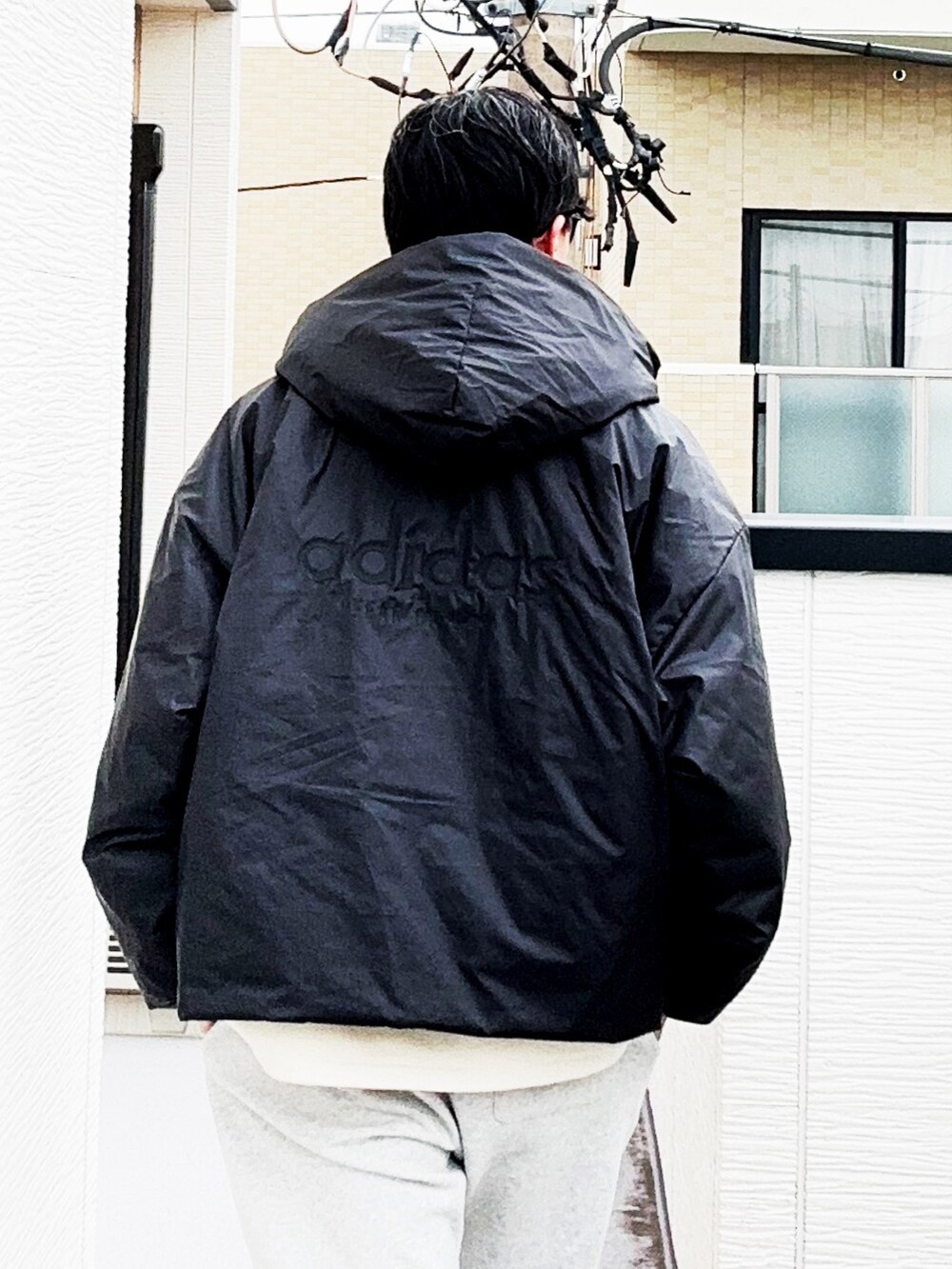 ベージュ系のスウェット、ブラック系のジャケット/アウター、グレー系のスウェットパンツを着用したメンズの冬コーディネートの3枚目の写真