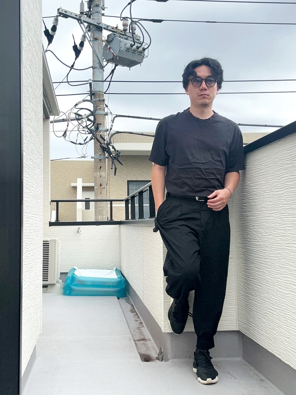 ブラック系のTシャツ/カットソー、ブラック系のスニーカー、ブラック系のその他パンツを着用したメンズの秋コーディネートの2枚目の写真