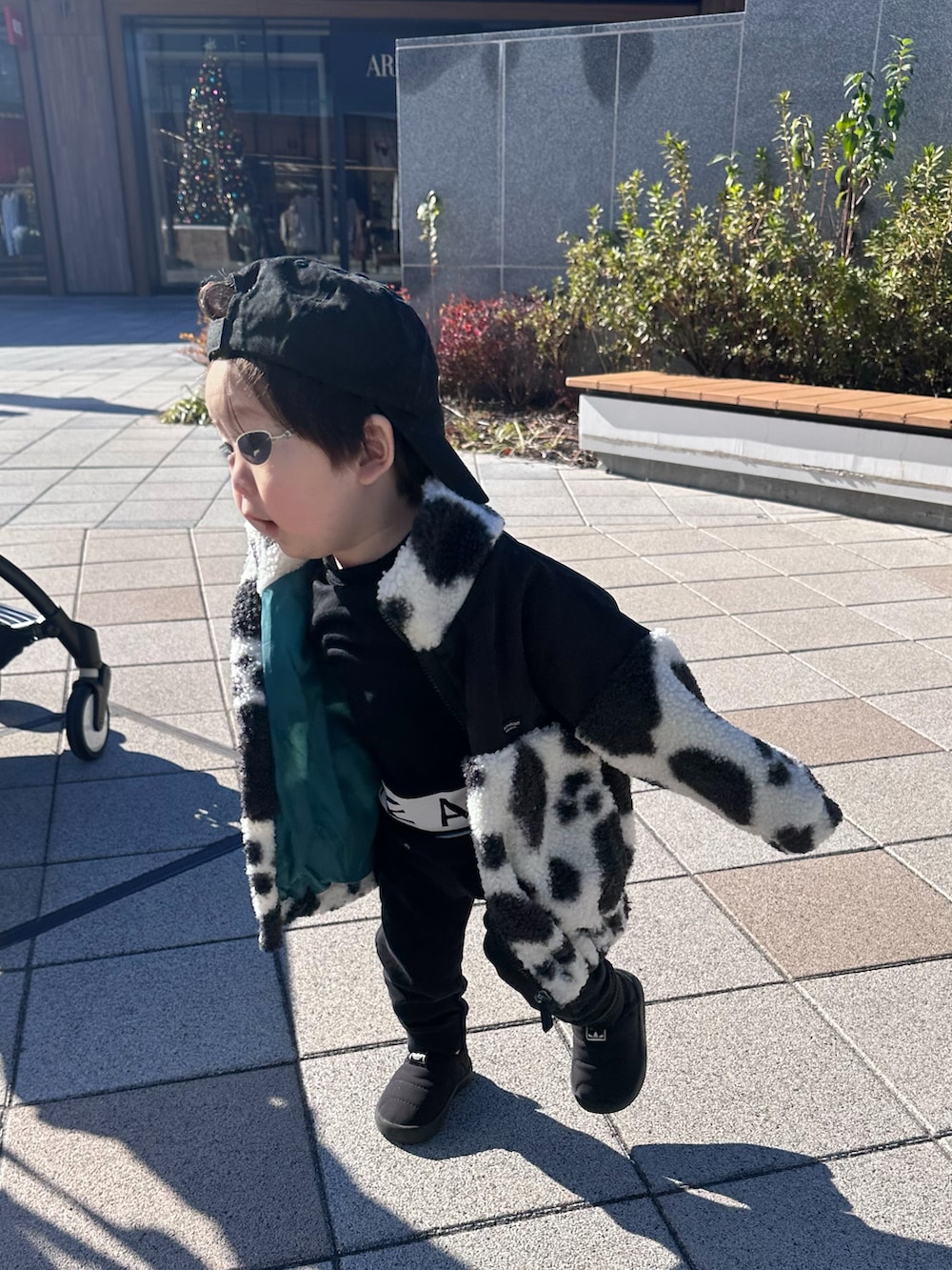 ブラック系のTシャツ/カットソー、ブラック系のその他アウター、グレー系のスウェットパンツを着用したメンズの秋コーディネートの4枚目の写真