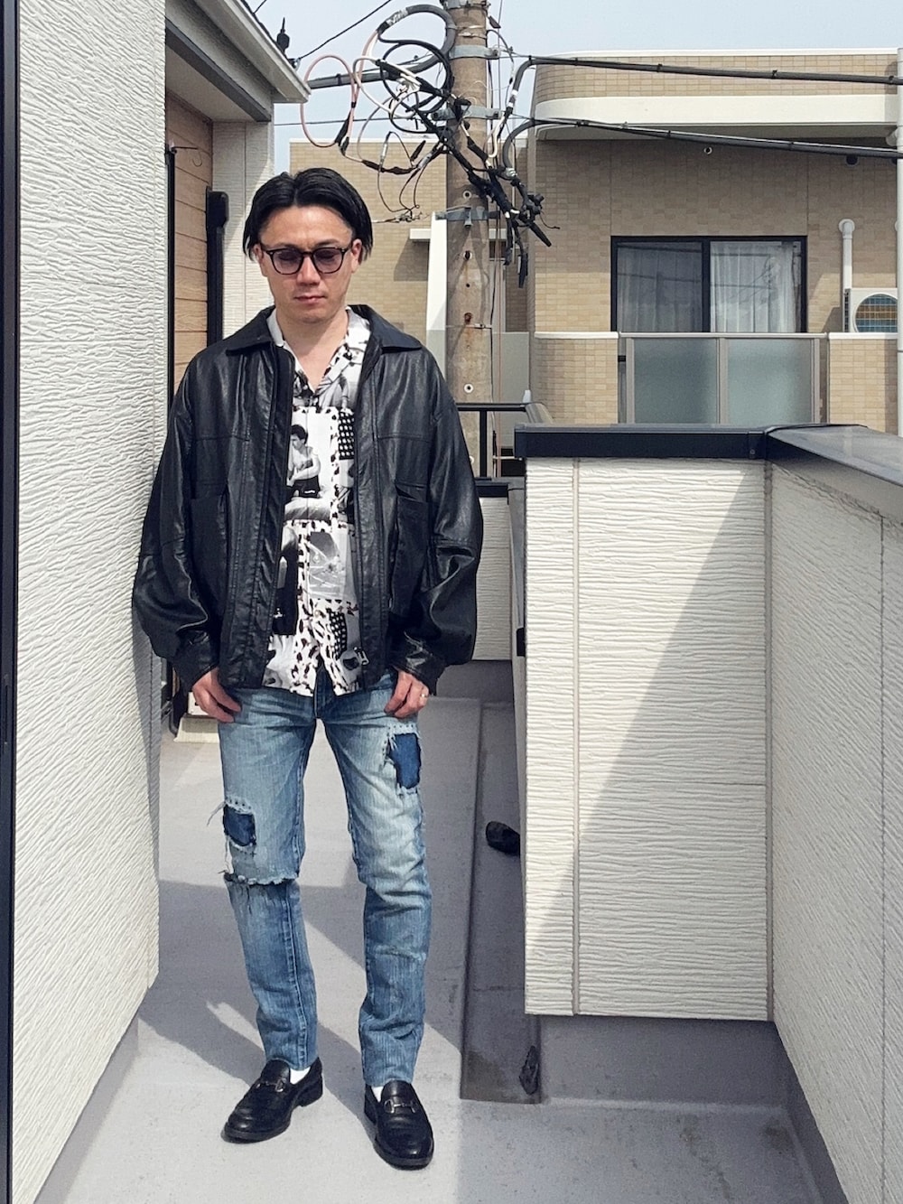 ブラック系のブルゾン、ブラック系のローファー、ホワイト系のシャツ/ブラウスを着用したメンズの春コーディネートの3枚目の写真