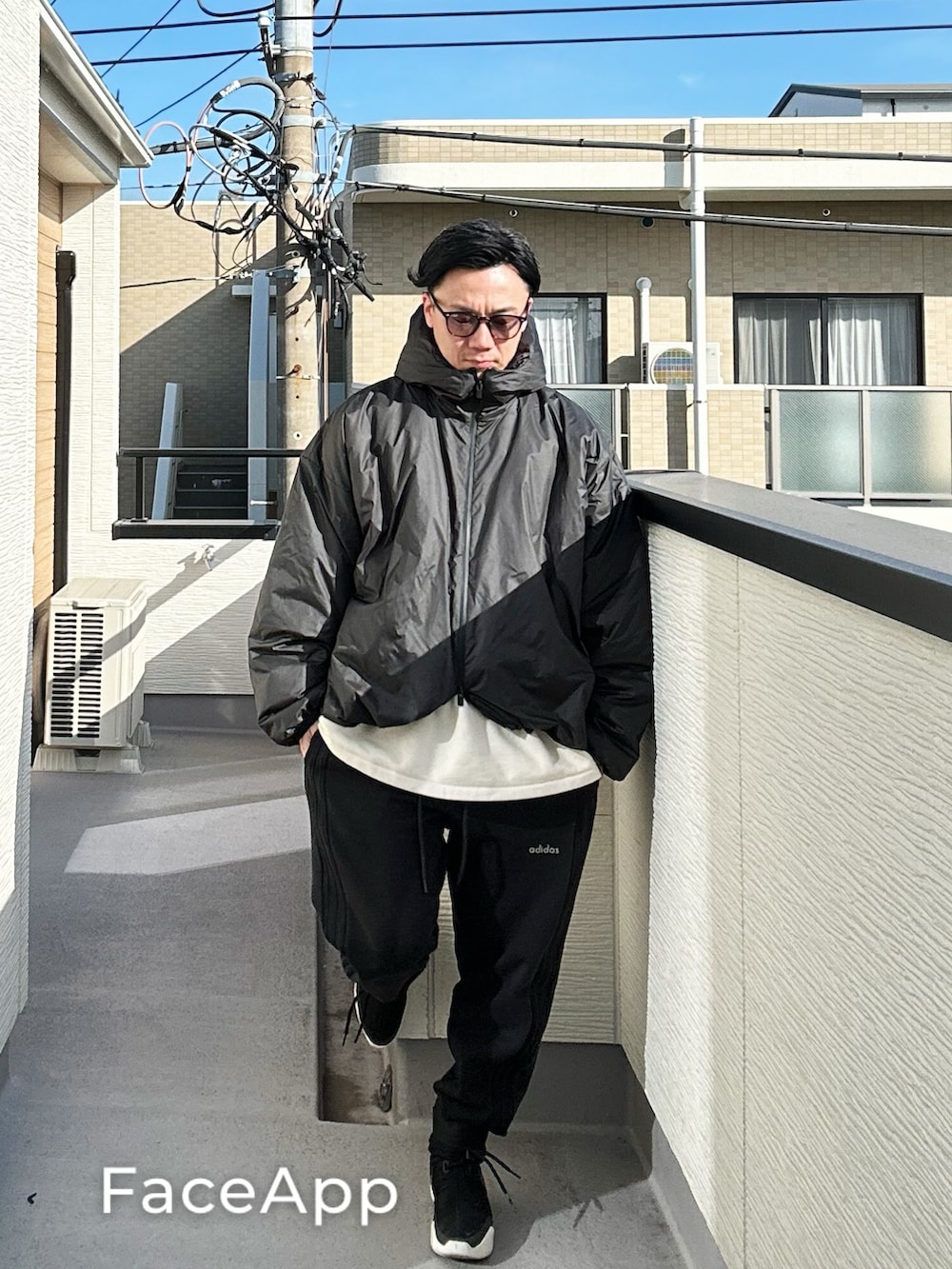 ブラック系のジャケット/アウター、ベージュ系のスウェット、ブラック系のスウェットパンツを着用したメンズの冬コーディネートの2枚目の写真