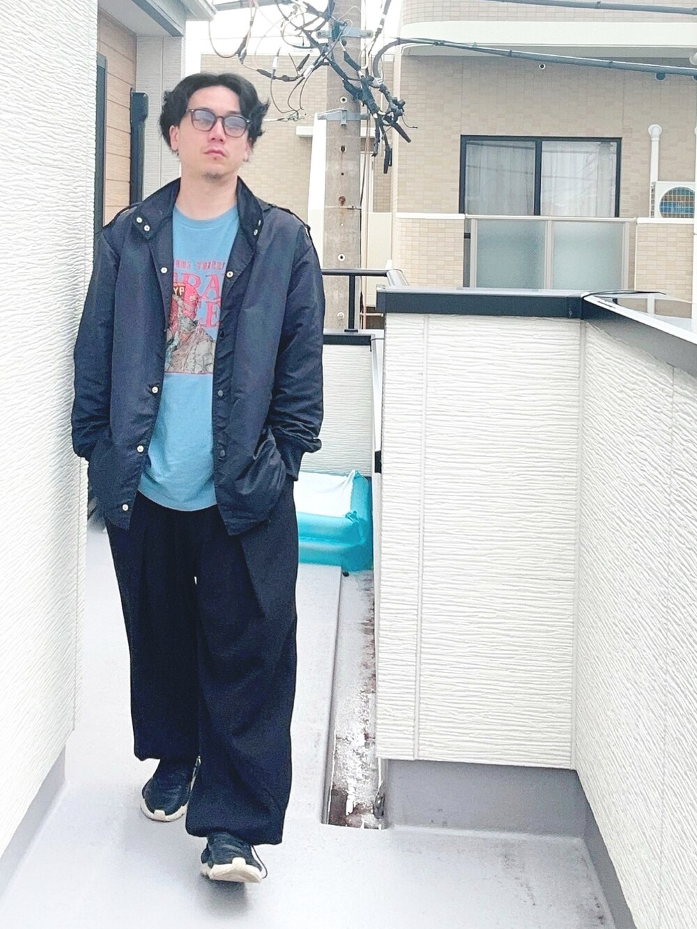 「米津玄師、ストリート、ストリートMIX、ロック、ワイドパンツ、コラボTシャツ、コーチジャケット、秋服準備はじめました、秋コーデ、秋っぽコーデ更新中、今日のコーデ、メンズファッション、ootd」｜「UNIQLOの米津元帥さんとUNIQLOのコラボTシャツ、デザインメッチャかっこいい😍（Tシャツ/カットソー、ブルー系）」を使った、（asatomoz）さん（メンズ・170cm）の秋コーディネートの3枚目の写真