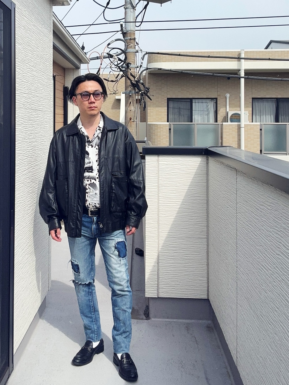 ブラック系のブルゾン、ブラック系のローファー、ホワイト系のシャツ/ブラウスを着用したメンズの春コーディネートの2枚目の写真