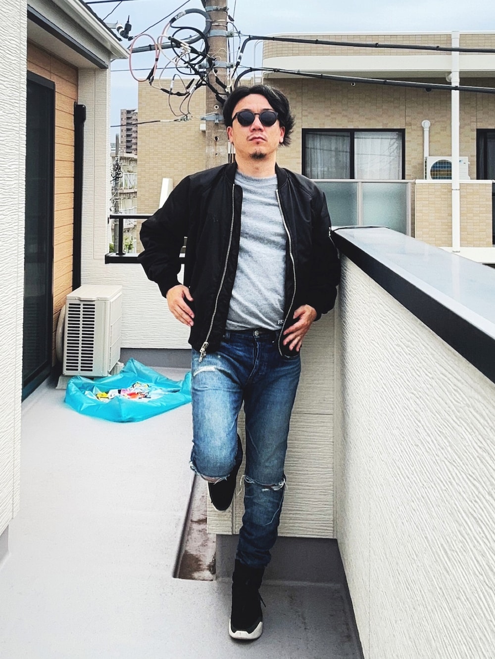 「タックイン、秋服準備はじめました、MA-1、外人風、サングラス、ストリート、デニム、カジュアル、おじさん、アメカジ、大人カジュアル、レトロ、40代ファッション、秋コーデ、秋っぽいコーデ更新中」｜「FOG ESSENTIALSのESSENTIALS/エッセンシャル ビックシルエット バックロゴリフレクタープリント半袖Tシャツ（Tシャツ/カットソー、グレー系）」を使った、（asatomoz）さん（メンズ・170cm）の秋コーディネートの2枚目の写真