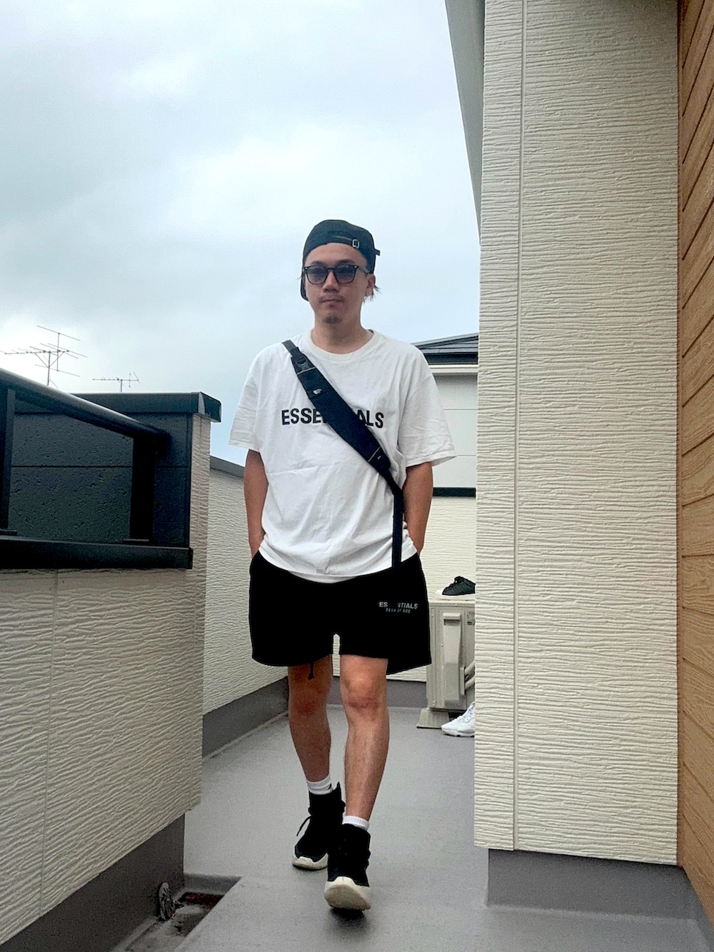 ホワイト系のTシャツ/カットソー、ブラック系のスウェットパンツ、ブラック系のスニーカーを着用したメンズの夏コーディネートの3枚目の写真