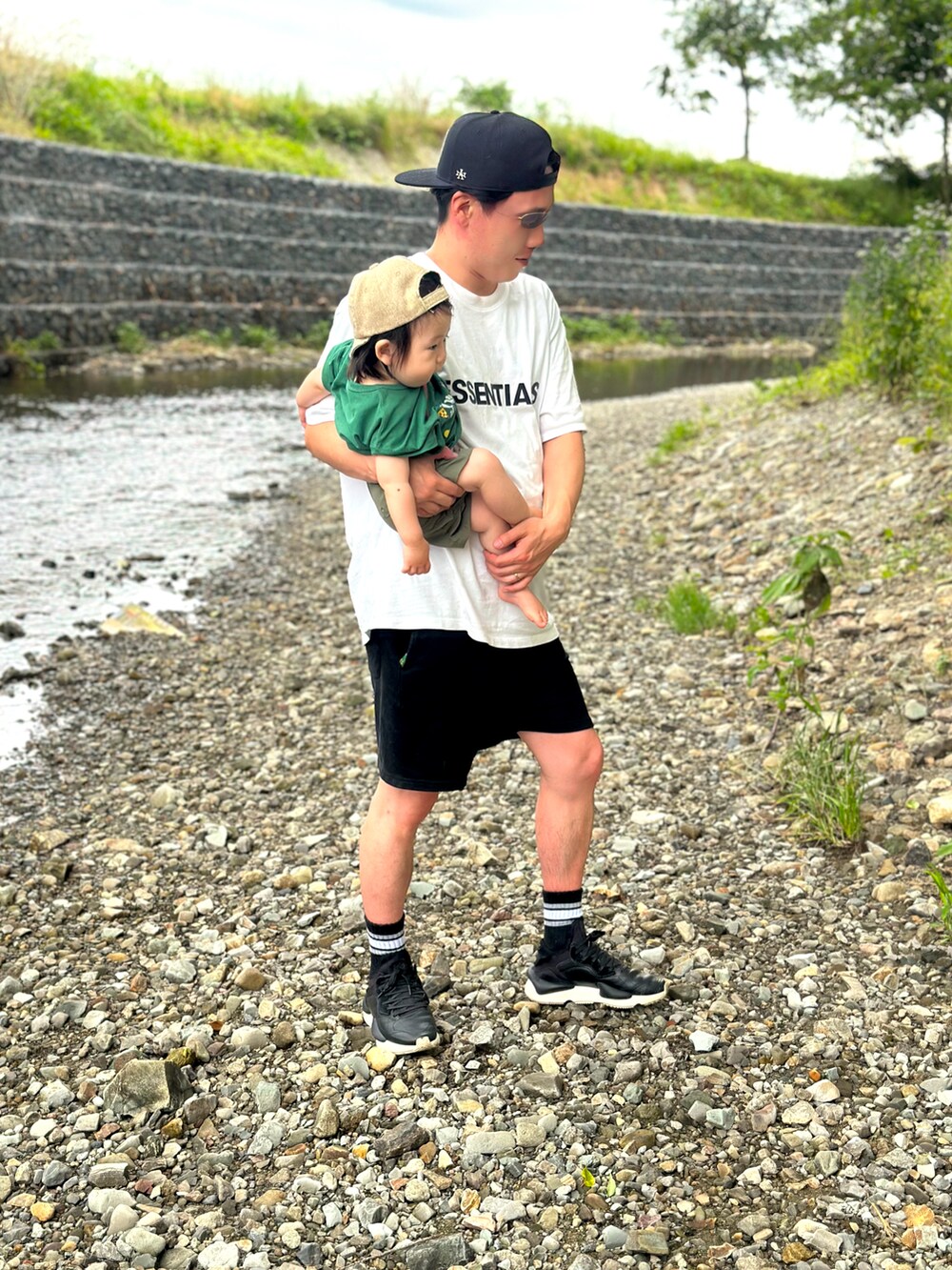 ホワイト系のTシャツ/カットソー、ブラック系のスウェットパンツ、ブラック系のスニーカーを着用したメンズの夏コーディネートの4枚目の写真