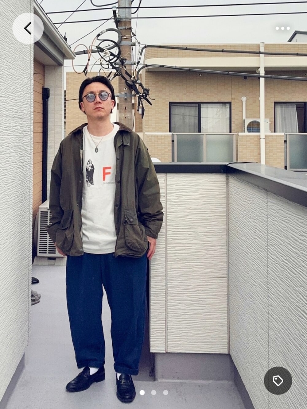 ブルー系のデニムパンツ、ブラック系のローファー、ホワイト系のTシャツ/カットソーを着用したメンズの春コーディネートの3枚目の写真