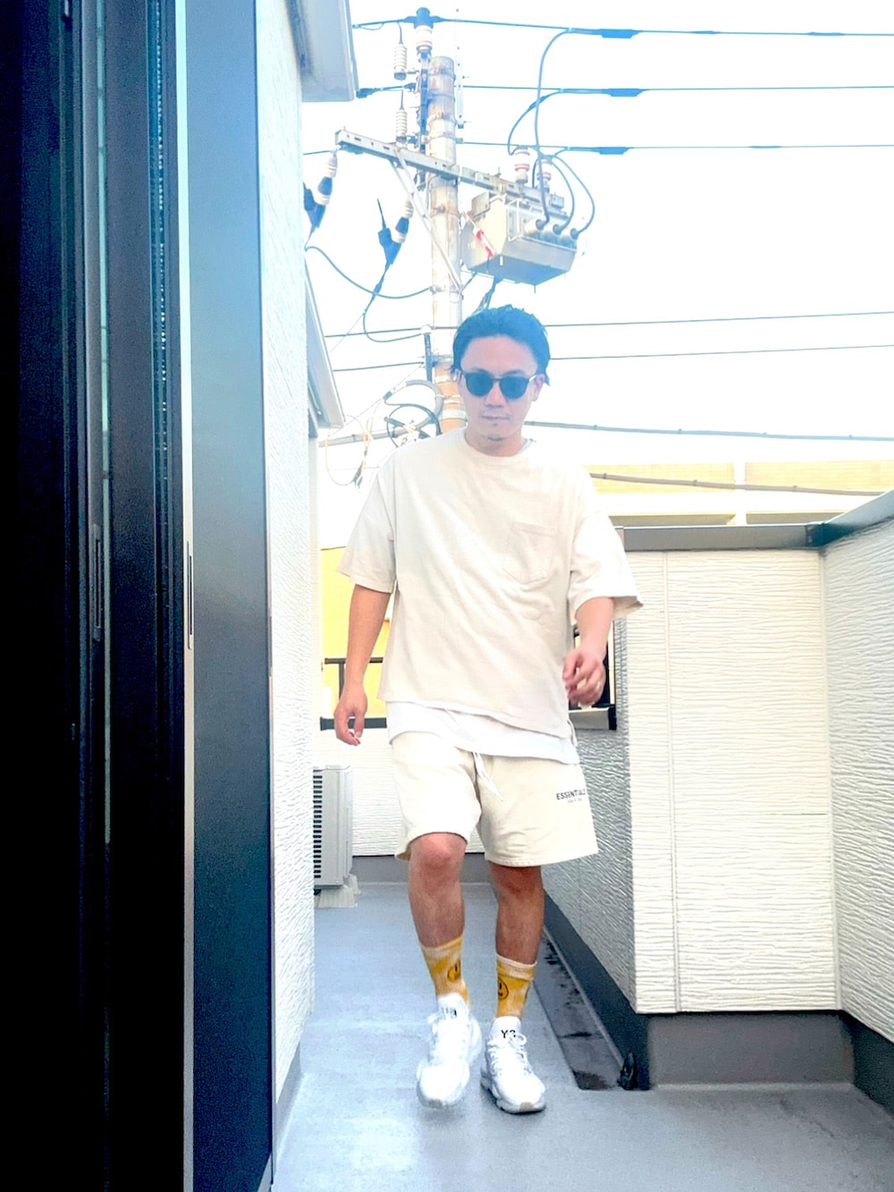 ホワイト系のTシャツ/カットソー、ホワイト系のTシャツ/カットソー、ホワイト系のスニーカーを着用したメンズの夏コーディネートの3枚目の写真