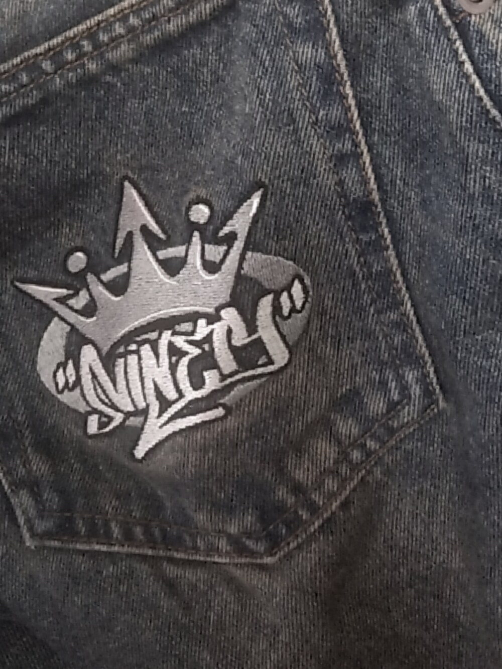 ブラック系のTシャツ/カットソー、ブルー系のデニムパンツ、ブラック系のスニーカーを着用したメンズの夏コーディネートの5枚目の写真