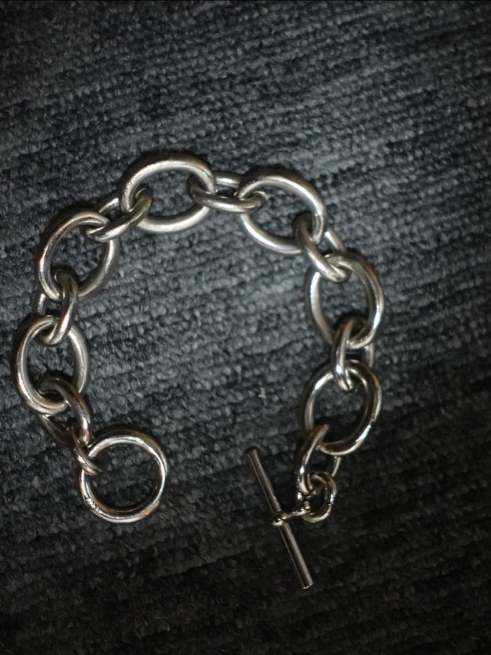 ブラック系のTシャツ/カットソー、ブルー系のデニムパンツ、ブラック系のスニーカーを着用したメンズの夏コーディネートの2枚目の写真