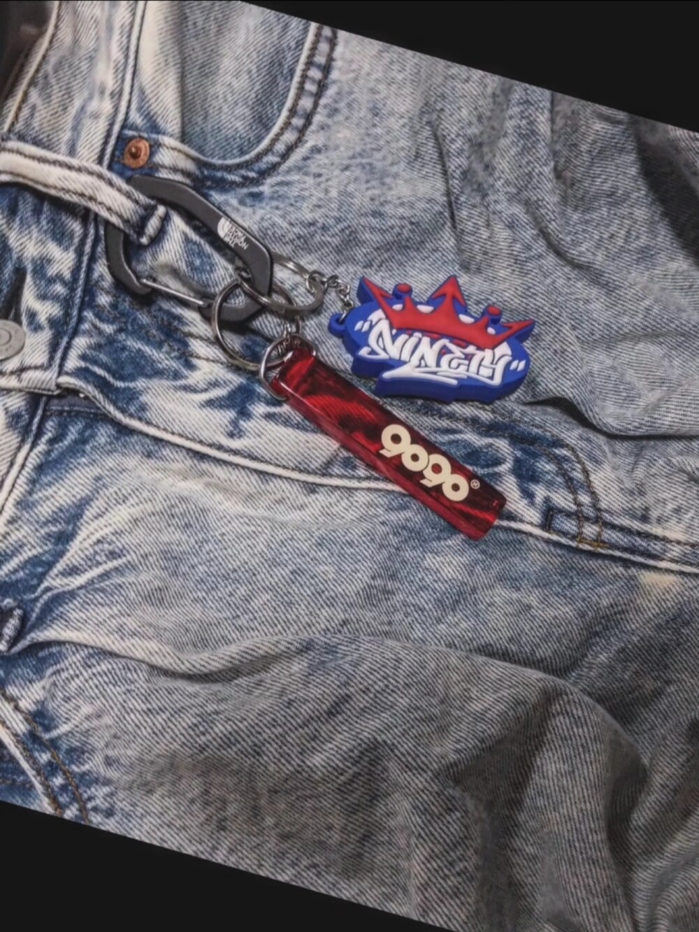 ブルー系のデニムパンツ、ホワイト系のスウェット、ブラック系のサングラスを着用したメンズの夏コーディネートの3枚目の写真