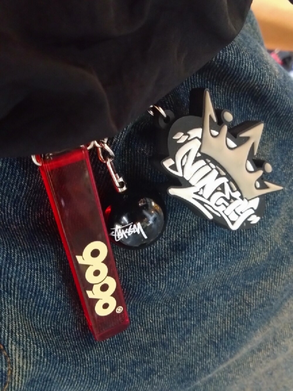 ブラック系のTシャツ/カットソー、ブルー系のデニムパンツ、ブラック系のスニーカーを着用したメンズの夏コーディネートの4枚目の写真